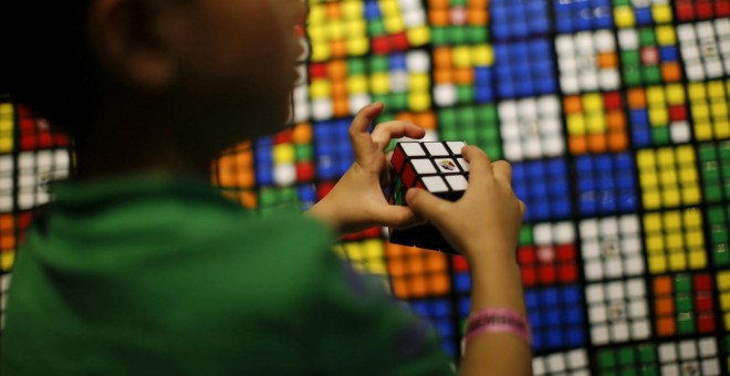 El cubo de Rubik cumple 45 años. / REUTERS