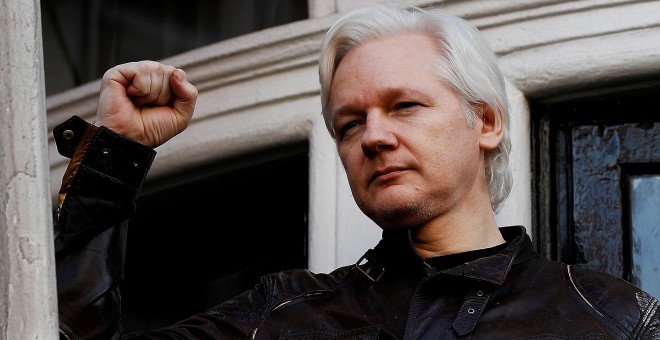 19/05/2017 - El fundador de WikiLeaks en el balcón de la Embajada de Ecuador en Londres, Gran Bretaña, el 19 de mayo de 2017 | REUTERS/ Peter Nicholls