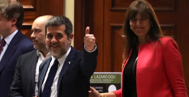 Jordi Sanchez. acompañado de su compañera de formación Laura Borras, a la salida del registro. - EFE