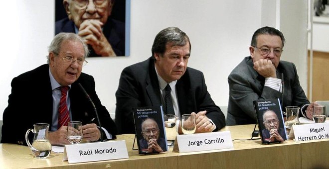 Raúl Morodo, exembajador de España en Venezuela (izquierda), junto a Jorge Carrillo, uno de los hijos de Santiago Carrillo, y Miguel Herrero de Miñón durante la presentación de un libro. EFE/Archivo