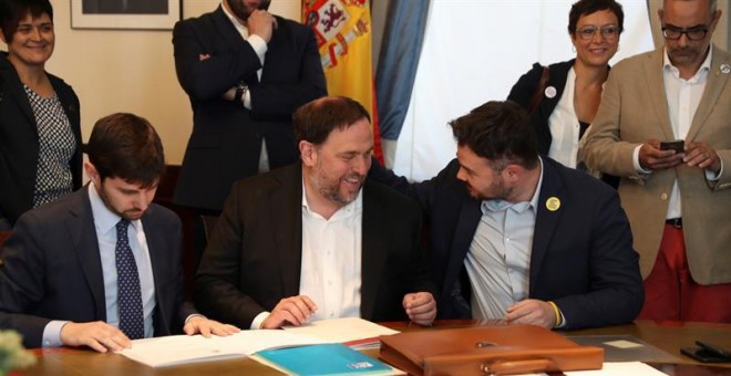 Oriol Junqueras conversa con Gabriel Rufián en el Congreso de los Diputados, a donde ha llegado desde la cárcel de Soto del Real para tramitar su acta parlamentaria. - EFE