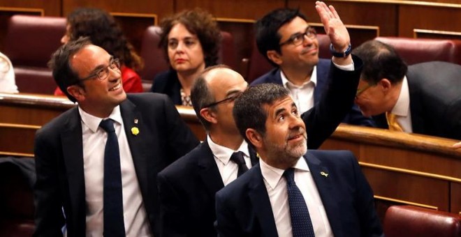 Los diputados electos catalanes en prisión preventiva Jose Rull, Jordi Turull, y Jordi Sánchez, en los escaños del Congreso de los Diputados. - EFE