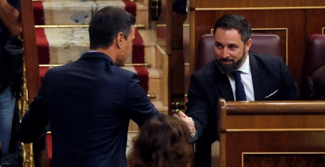 El presidente del Gobierno en funciones, Pedro Sánchez, saluda al líder de Vox, Santiago Abascal. - EFE