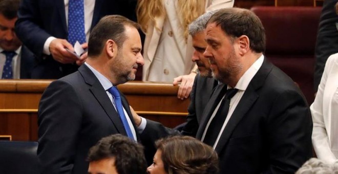 El diputado electo en prisión preventiva de ERC, Oriol Junqueras, conversa con el secretario de Organización del PSOE y ministro en funciones de Fomento, José Luis Ábalos. - EFE