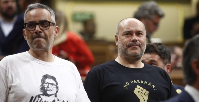 El diputado de ERC Joan Margall ha acudido a la sesión con una camiseta en la que puede leerse: 'Libertad, presos políticos'. - EUROPA PRESS