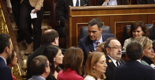 Momento del saludo entre Oriol Junqueras y Pedro Sánchez. - EUROPA PRESS