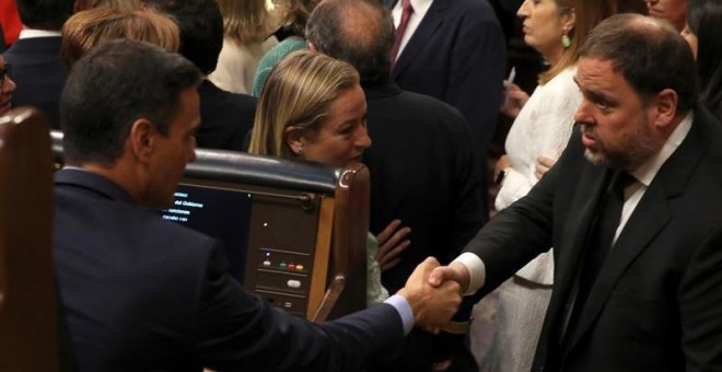El presidente del Gobierno en funciones, Pedro Sánchez, saluda al diputado electo en prisión preventiva de ERC Oriol Junqueras. - EFE