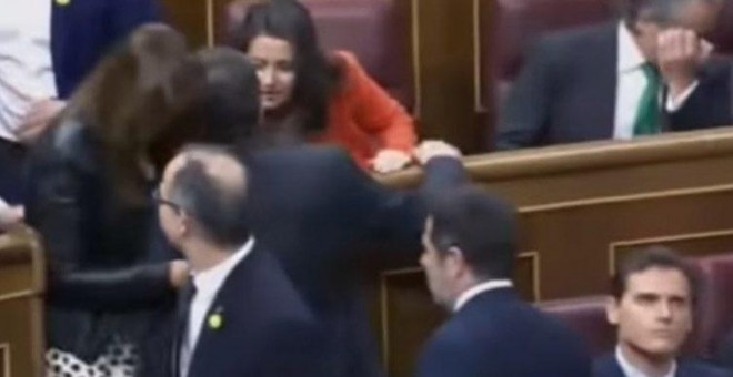 El sorprendente beso de Inés Arrimadas a Josep Rull a la entrada de los diputados electos presos