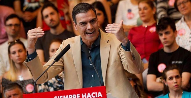 El presidente del Gobierno en funciones, Pedro Sánchez, interviene en un acto de campaña en apoyo al candidato del PSOE a la presidencia de la Comunidad de Madrid en Leganés. (EFE)