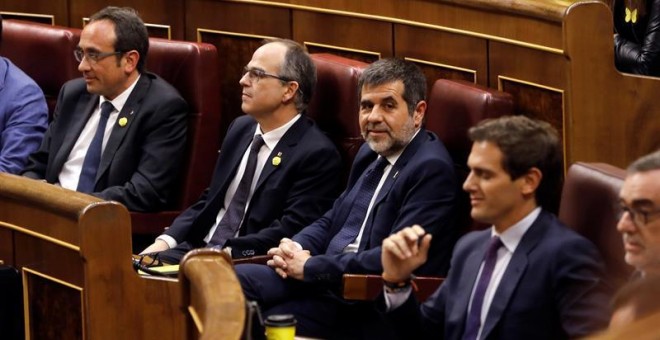 Los diputados de JxCAT, Jordi Sánchez, Jordi Turull y Josep Rull, junto al líder de Ciudadanos, Albert Rivera. - EFE