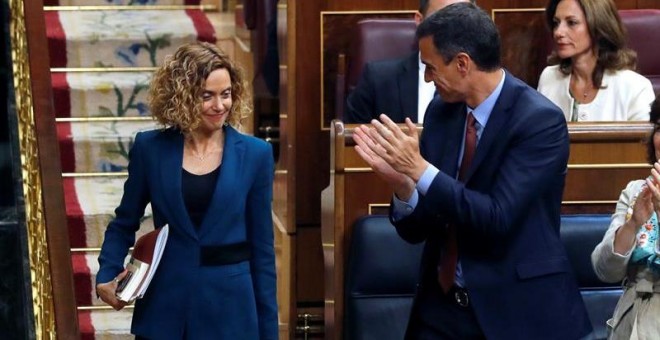 21/05/2019.- La duodécima presidenta del Congreso de los Diputados y la tercera mujer que ocupa este cargo, Meritxell Batet (i), y el presidente del gobierno Pedro Sánchez, durante la sesión constitutiva de las nuevas Cortes Generales que se celebra en e