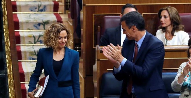 21/05/2019.- La duodécima presidenta del Congreso de los Diputados y la tercera mujer que ocupa este cargo, Meritxell Batet (i), y el presidente del gobierno Pedro Sánchez, durante la sesión constitutiva de las nuevas Cortes Generales que se celebra en e