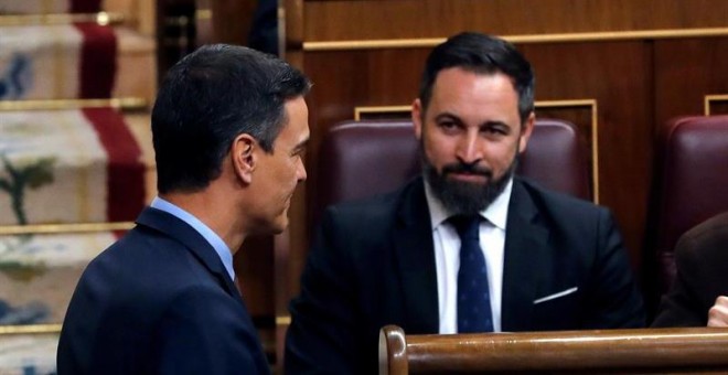 El presidente del Gobierno en funciones, Pedro Sánchez, y el líder de Vox, Santiago Abascal, antes del inicio de la sesión constitutiva de la XIII Legislatura. EFE/Ballesteros