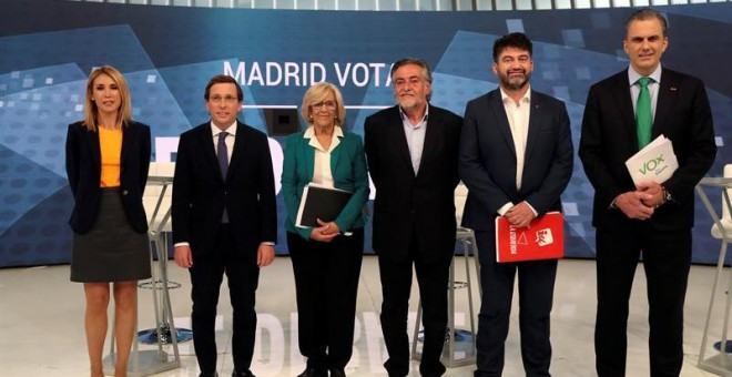 Los candidatos a la Alcaldía de Madrid, José Luis Martínez-Almeida (PP), Manuela Carmena (Más Madrid), Pepu Hernández (PSOE), Carlos Sánchez Mato (IU), y Javier Ortega Smith (Vox), junto a la concejal de Ciudadanos Silvia Saavedra, encargada de sustituir