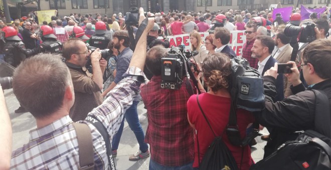 El momento en el que Rivera pasa delante de la concentración en Ugao-Miraballes. - D. B.