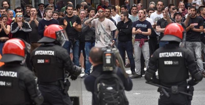 Agentes de la Brigada Móvil de la Ertzaintza vigilan la concentración en Ugao-Miraballes, la localidad natal del exdirigente de ETA Josu Ternera, contra el acto de Cs. - EFE