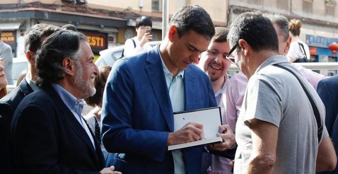 El presidente del Gobierno en funciones y secretario general del PSOE, Pedro Sánchez, saluda a unos simpatizantes durante su visita este miércoles al barrio madrileño de Usera. - EFE