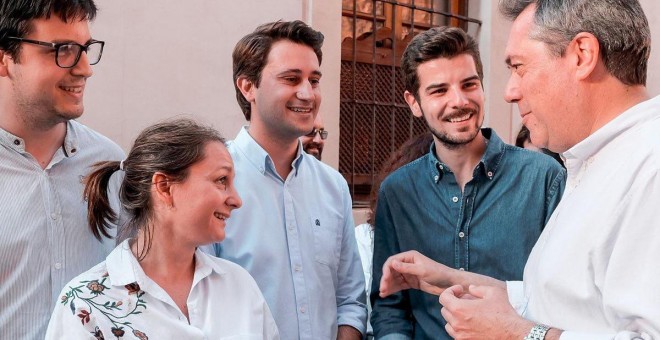 Juan Espadas, alcalde de Sevilla, conversa con un grupo de personas.