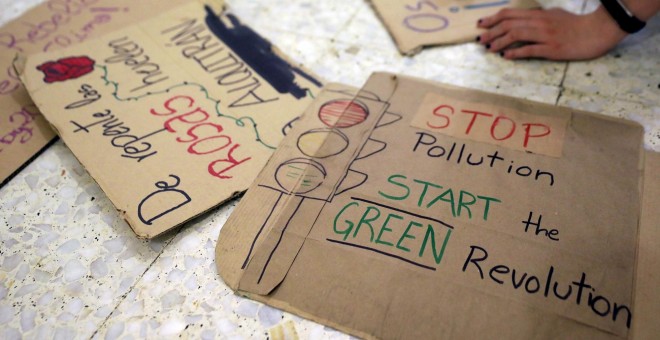 Pancartas de una de las manifestaciones de Jóvenes por el Clima. REUTERS/Sergio Perez