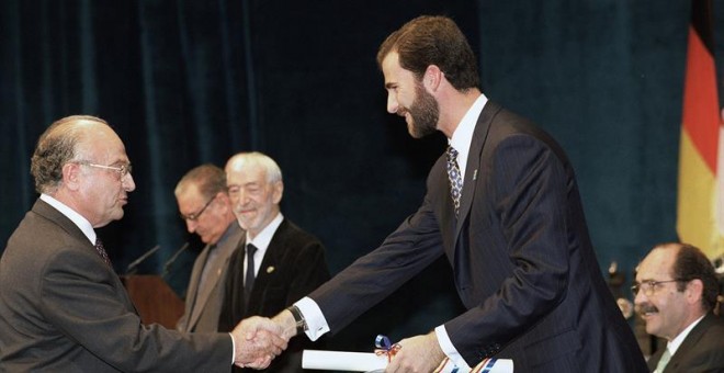 - Fotografía de archivo ( 23-10-1998) del médico Joaquín Sanz Gadea (i), mientras recibe el Premio Príncipe de Asturias de la Concordia 1998, compartido con Nicolás Castellanos, Vicente Ferrer y Mohamed Yunus, de manos del entonces príncipe Felipe, durant