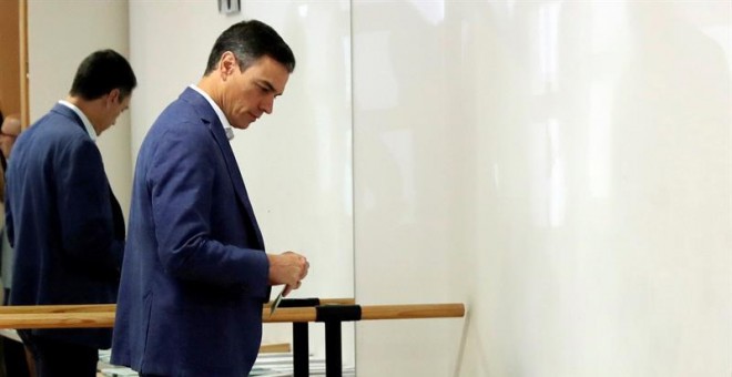 El presidente del gobierno Pedro Sánchez, vota esta mañana en un colegio de la localidad madrileña de Pozuelo de Alarcón. Menos de un mes después de las elecciones generales, 35.277.728 de ciudadanos están llamados este domingo a votar en las locales y ot