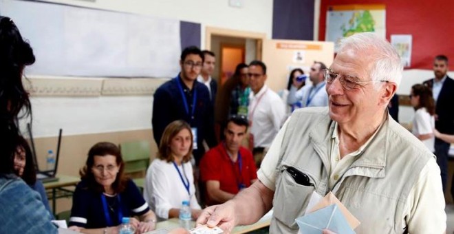 El cabeza de lista del PSOE al Parlamento Europeo, Josep Borrell, ha ejercido su derecho al voto en el Colegio Juan Falcó de Valdemorillo (C.A.Madrid), este domingo en el que se celebran los comicios europeos, municipales y autonómicos. EFE/Javier Lopez H