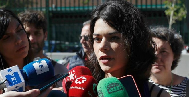 La candidata de Unidas Podemos IU Madrid en Pie para la Comunidad, Isa Serra, hace declaraciones tras ejercer su derecho al voto en el CEIP Valdebernardo. EFE