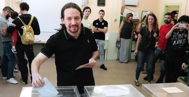 El líder de Podemos, Pablo Iglesias, ha ejercido su derecho al voto en el Colegio Público La Navata de Galapagar. EFE