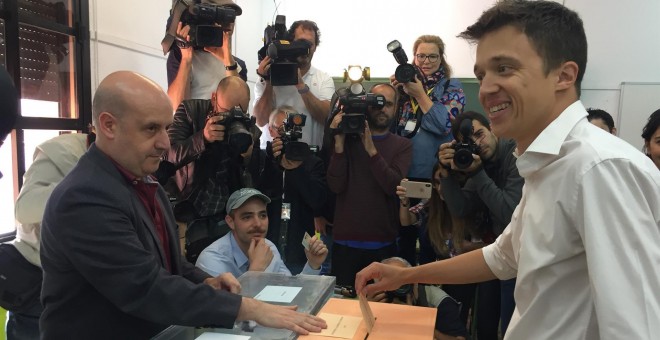 El candidato de Más Madrid a la Presidencia de la Comunidad de Madrid, Íñigo Errejón, en el momento de depositar su voto.- EP