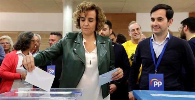 La cabeza de lista del PP al Parlamento Europeo, Dolors Montserrat, vota en el Casal d'Entitats de Sant Sadurní d'Anoia (Barcelona), acompaña por el alcaldable popular en la localidad, Carles Jiménez (d), en las elecciones municipales y europeas que se ce
