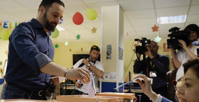 El líder de VOX Santiago Abascal, ejerce su dereccho al voto en un centro electoral de la capital madrileña.- EFE