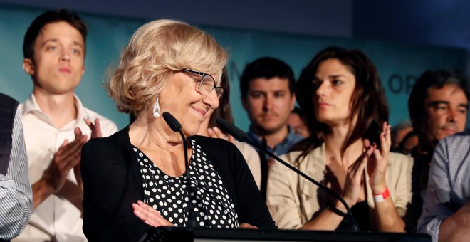 La alcaldesa de Madrid, Manuela Carmena, durante su comparecencia esta noche para valorar los resultados de las elecciones municipales y autonómicas. Al fondo, el candidato a la Comunidad de Madrid Íñigo Errejón (izda). EFE/ Ballesteros