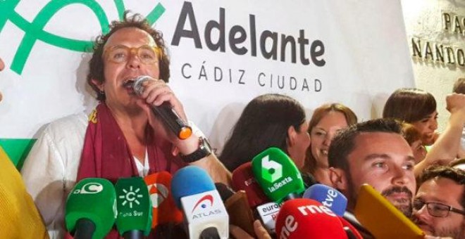 José María González, Kichi, celebra la victoria en Cádiz. EFE