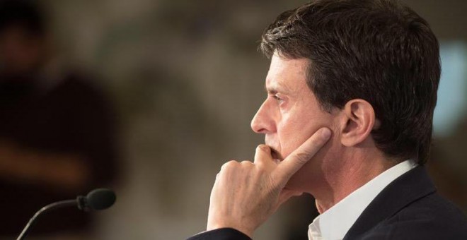 Manuel Valls durante la primera rueda de prensa que ha realizado tras las elecciones del 26-M y en la que ha ofrecido un acuerdo a Ada Colau y Jaume Collboni. (MARTA PÉREZ | EFE)