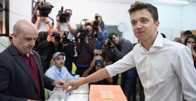 26/05/2019 - El candidato a la presidencia de la Comunidad de Madrid por Más Madrid Iñigo Errejón, deposita su papeleta en un centro electoral de Madrid | EFE/ Victor Lerena