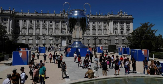 Una reproducción gigante del trofeo de la Champions League, la 'orejona', junto al Palacio Real, en Madrid. REUTERS/Susana Vera