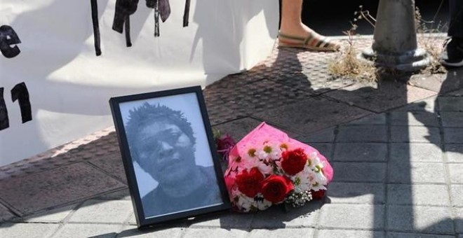 Un retrato de Samba Martine durante la concentración a las puertas del juzgado donde tiene lugar el juicio por su muerte en 2011, tras pasar 38 días encerrada.- MARTA JARA / EUROPA PRESS