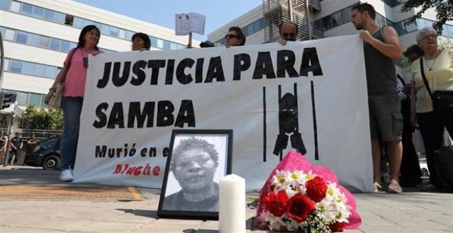 Protesta ante los juzgados donde se celebra la vista oral por la muerte en 2011 de Samba Martine tras 38 días internada en el CIE de Aluche.- MARTA JARA / EUROPA PRESS