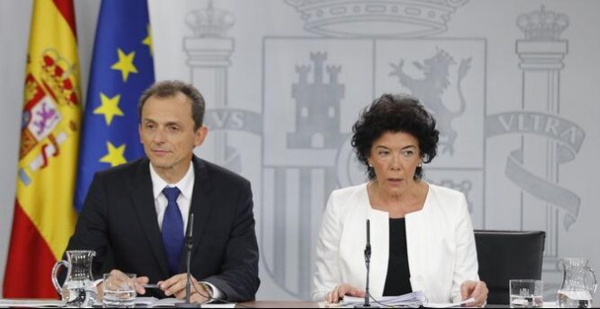 Los ministros Pedro Duque e Isabel Celaá, tras un Consejo de Ministros. /EFE
