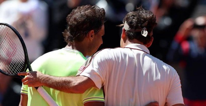 Rafael Nadal y Roger Federer a la conclusión de su partido en Roland Garros. (SRDJAN SUKI | EFE)