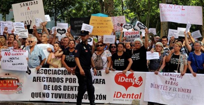 Manifestación ante el Ministerio de Sanidad de afectados por la empresa de odontología iDental. - EFE