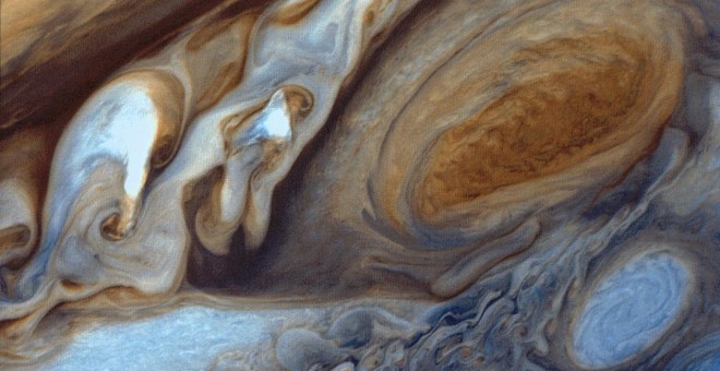 Imagen de alta resolución de la Gran Mancha Roja de Júpiter tomada por la sonda Voyager 1 en 1979.