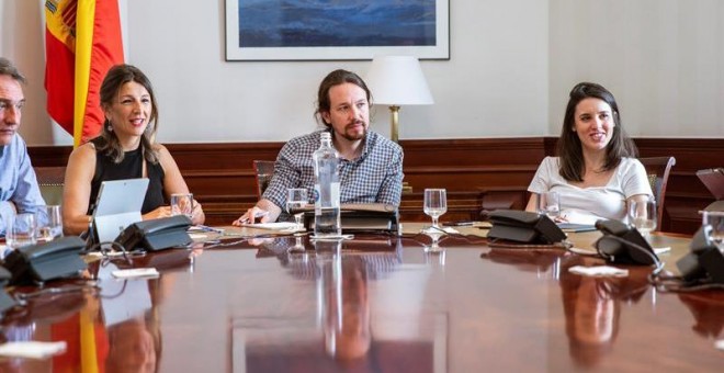 El secretario general de Podemos, Pablo Iglesias, junto a otros dirigentes de Podemos de las confluencias y también de Izquierda Unida, como Yolanda Díaz (i) e Irene Montero (d), durante la reunión de la mesa política Confederal para las negociaciones de