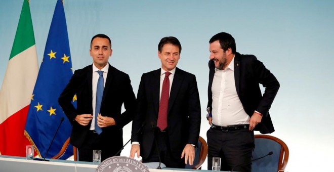 El primer ministro italiano,Giuseppe Conte, flanqueado por los líderes de los dos socios de Gobierno, el ministro de empleo y lídere del Movimiento 5 Estrellas, Luigi Di Maio (i.), y el ministro de Interior y líder de la Liga, Matteo Salvini, en una foto