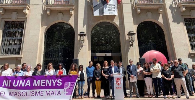 Vecinos y representantes políticos del Ayuntamiento de Xàtiva se han concentrado este miércoles ante el consistorio y han guardado un minuto de silencio. EFE