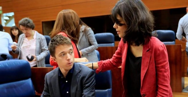 Los candidatos a la presidencia de la Comunidad de Madrid Iñigo Errejón de MásMadrid y de Unidas Podemos Isa Serra, durante el pleno de constitución de la XI legislatura de la Asamblea de Madrid, que ha arrancado con un pacto entre PP, Ciudadanos y Vox pa