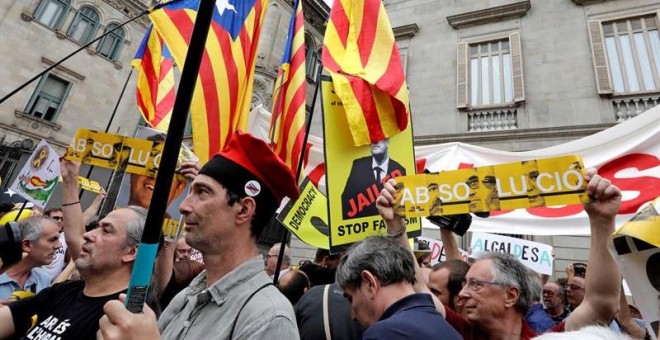 Independentistes concentrats a la plaça Sant Jaume durant el ple de constitució de l'Ajuntament. EFE / Susanna Sáez
