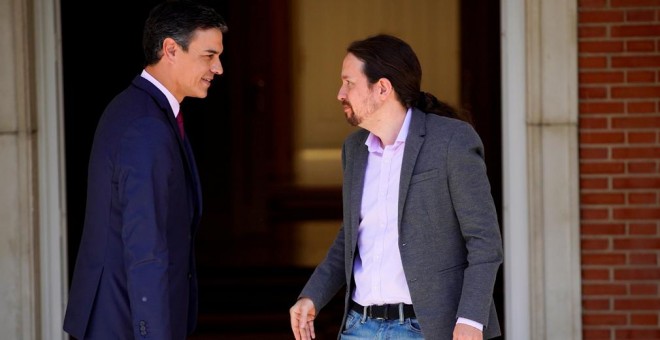 El presidente del Gobierno en funciones, Pedro Sánchez, y el líder de Podemos, Pablo Iglesias, en la entrada del Palacio de la Moncloa antes de la reunión que mantuvieron tras las elecciones del 28-A. REUTERS/Juan Medina