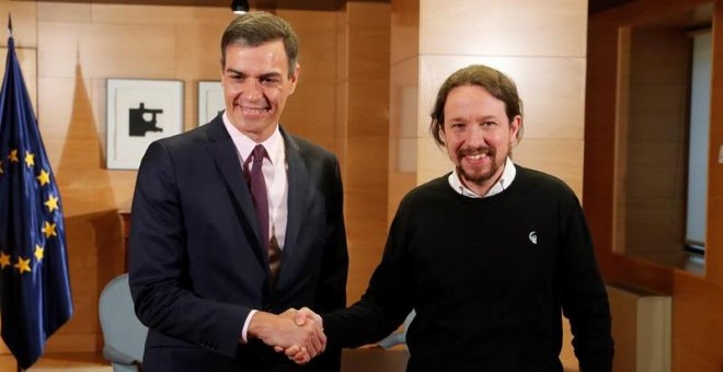 11/06/2019.- El presidente del Gobierno en funciones, Pedro Sánchez, y el líder de Podemos, Pablo Iglesias, durante la reunión mantenida esta mañana en el Congreso de los Diputados para intentar recabar su apoyo a la investidura, el cual le permitiría sum