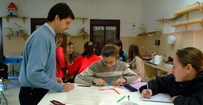 Imagen de archivo de un profesor con sus alumnos. JUNTA DE ANDALUCÍA